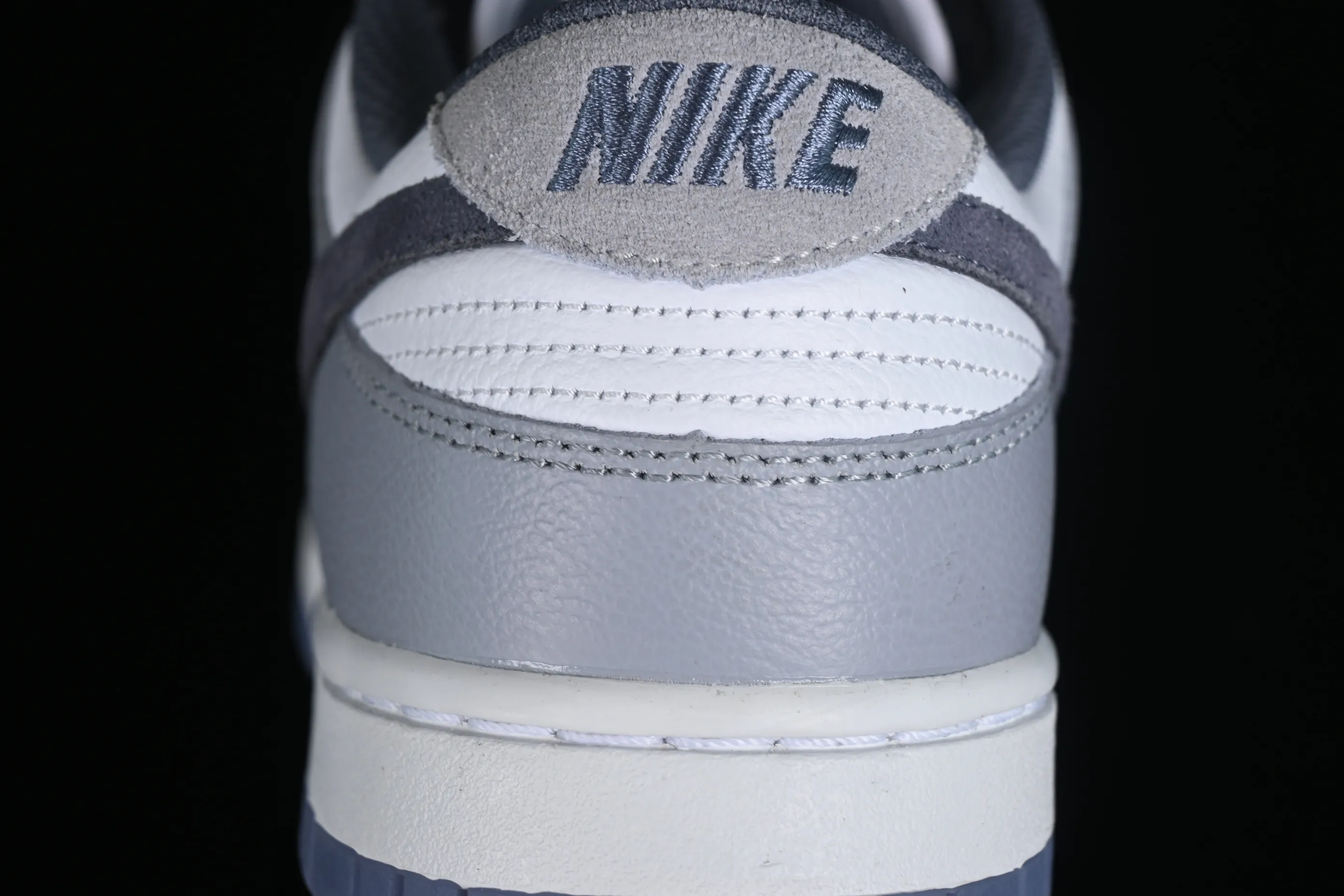 All Categories Nk SB Dunk Series Nk SB Dunk Low Low-top sneakers Nk Dunk Low "Light Carbon"​ Simple gray and white SB low-top casual sneakers FJ4188-100